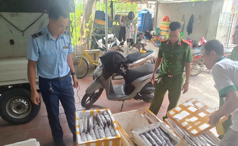 Đội Quản lý thị trường số 6 cùng lực lượng phối hợp kiểm tra hàng hóa. (Nguồn: Quản lý thị trường Thanh Hoá.)
