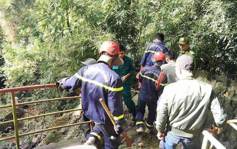 Lực tìm kiếm, lực lượng cứu hộ và người dân địa phương nỗ lực tìm kiếm nạn nhân. (Nguồn: Lao Động)