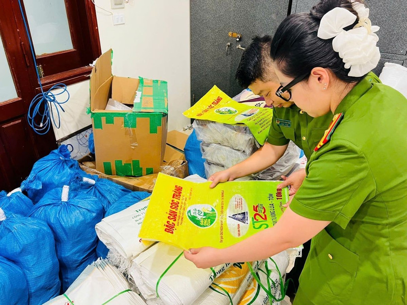 Lực lượng chức năng kiểm tra bao bì giả thương hiệu gạo ST25. (Ảnh: TTXVN)