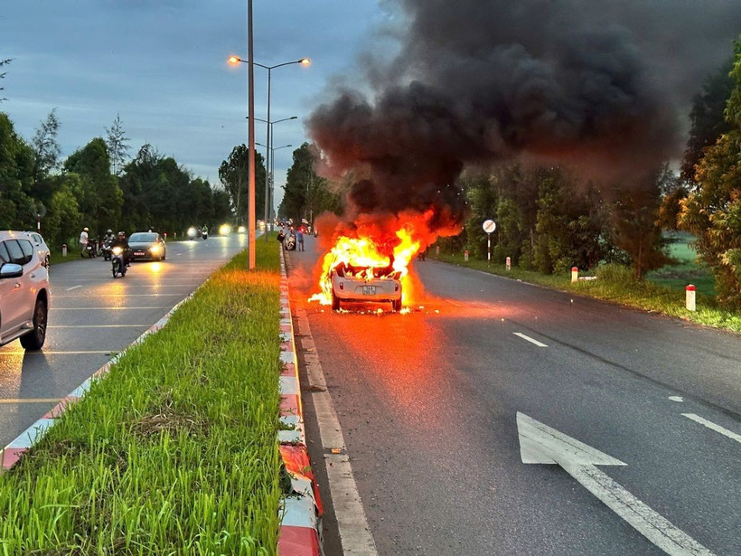 Hiện trường vụ cháy xe. (Ảnh: TTXVN)