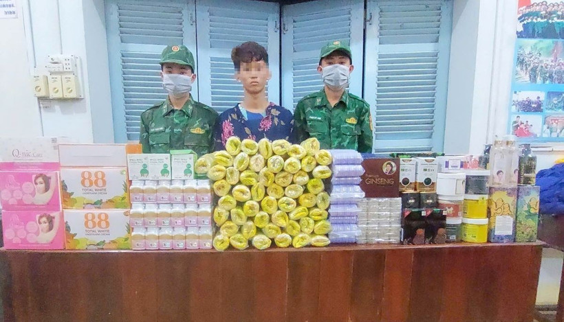 Nguyễn Tuấn Vũ (giữa) cùng tang vật bị bắt giữ. (Ảnh: TTXVN phát)