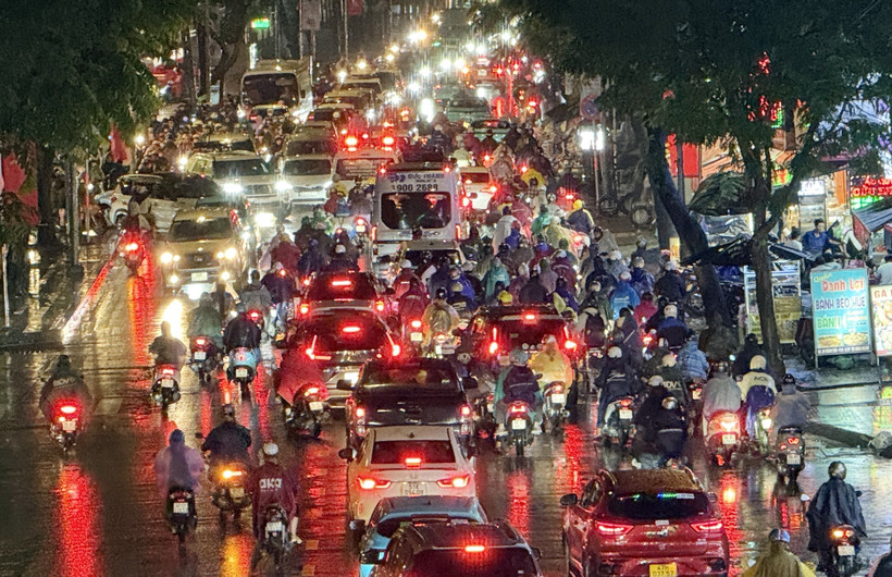 Dòng người và phương tiện nối đuôi nhau di chuyển trên đường Võ Văn Tần, phường Xuân Hòa. (Ảnh: Trung Tuyến/TTXVN)