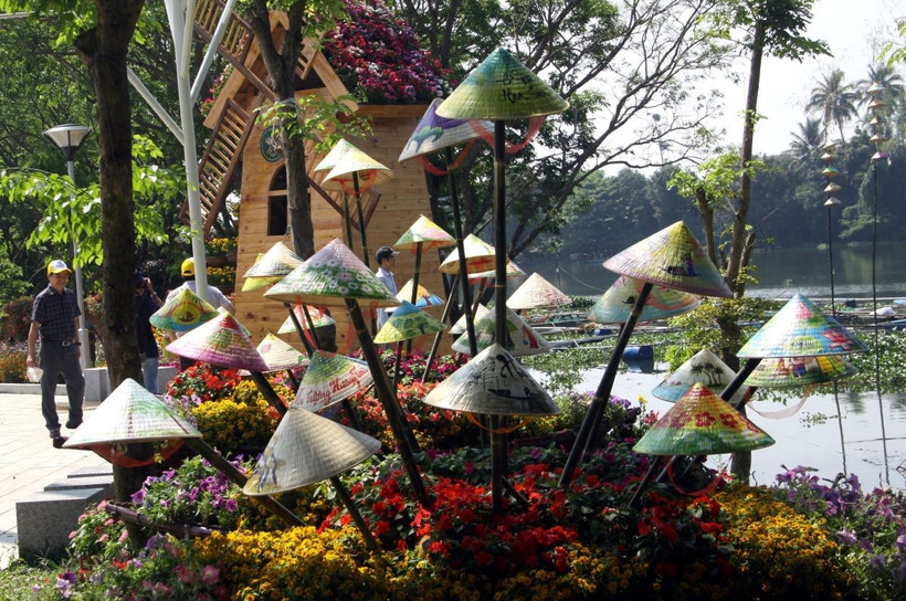 Khu trưng bài các tác phẩm tranh vẽ trên nón lá để du khách tham quan, trải nghiệm tại lễ hội. (Ảnh: Trịnh Bang Nhiệm/TTXVN)