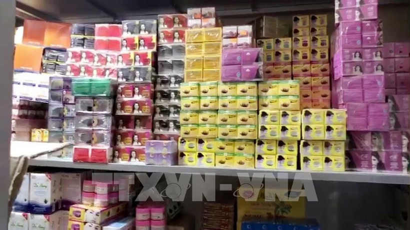 Số lượng lớn mỹ phẩm không rõ nguồn gốc bị lực lượng chức năng tạm giữ. (Ảnh tư liệu: TTXVN)