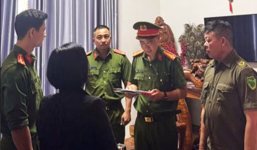 Cơ quan Cảnh sát điều tra Công an tỉnh Đắk Lắk tống đạt quyết định khởi tố bị can đối với bà H. (Nguồn: Tuổi Trẻ)