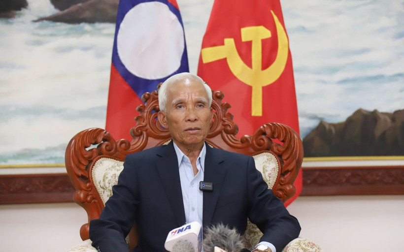 Ông Khamphanh Pheuiyavong, Bí thư Trung ương Đảng, Trưởng ban Tuyên huấn Trung ương Đảng Nhân dân cách mạng Lào trả lời phỏng vấn TTXVN. (Ảnh: Xuân Tú/TTXVN)