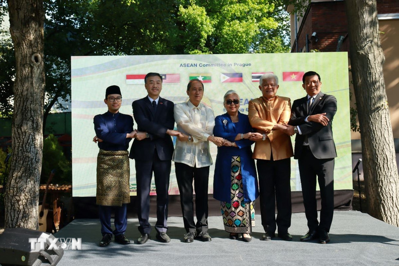 Đại sứ các nước ASEAN chụp ảnh lưu niệm tại sự kiện. (Ảnh: Việt Dũng/TTXVN)