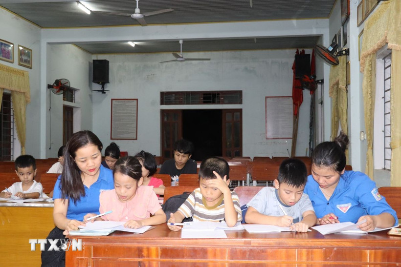 Đều đặn vào mỗi buổi tối hằng ngày, lớp học 0 đồng lại diễn ra tại Nhà văn hóa Tổ dân phố 3. (Ảnh: Hoàng Ngà/TTXVN)