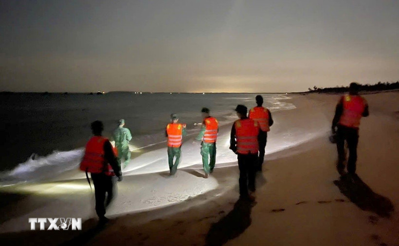 Đồn biên phòng Tam Thanh tổ chức lực lượng tìm kiếm nạn nhân bị mất tích. (Ảnh: TTXVN phát)