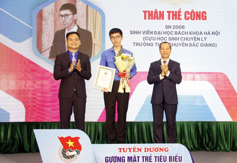 Thân Thế Công nhận Giải thưởng Gương mặt trẻ tiêu biểu tỉnh Bắc Giang. (Ảnh: Đồng Thúy/TTXVN)