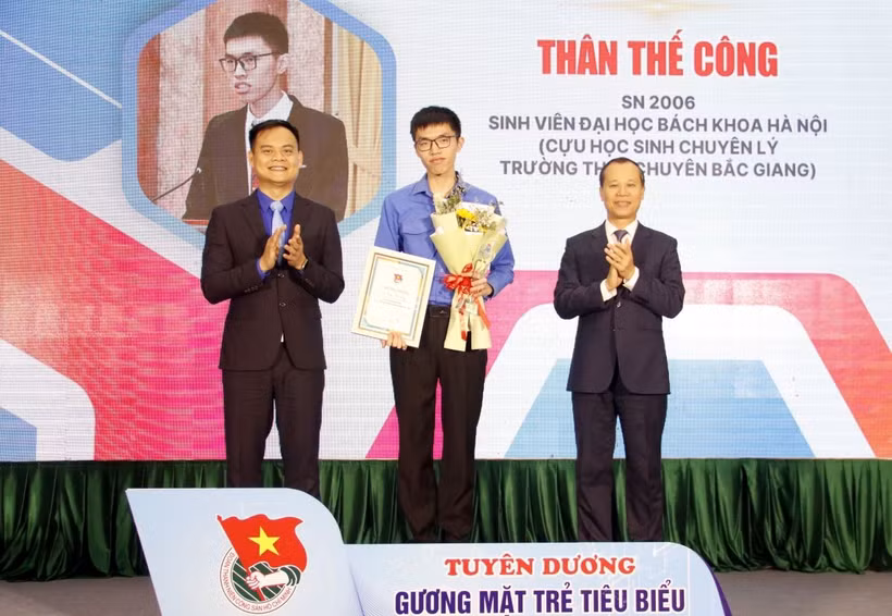Thân Thế Công nhận Giải thưởng Gương mặt trẻ tiêu biểu tỉnh Bắc Giang. (Ảnh: Đồng Thúy/TTXVN)