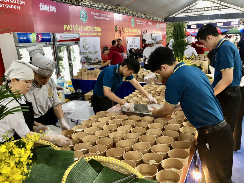 Các đơn vị tất bật chuẩn bị những suất phở miễn phí cho công nhân, người lao động. (Ảnh: Mỹ Phương/TTXVN.)