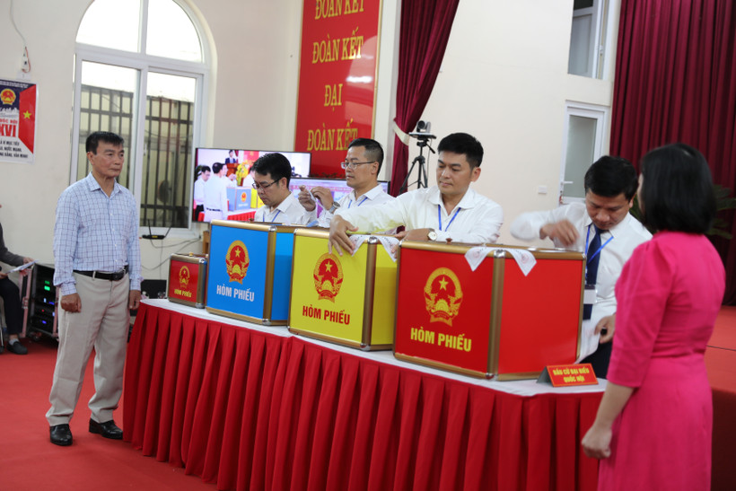 Diễn tập niêm phong hòm phiếu tại điểm vận hành bầu cử mẫu ở số 58, Nhà văn hóa tổ dân phố Bình Minh, phường Hạc Thành, tỉnh Thanh Hóa. (Ảnh: Khiếu Thị Tư/TTXVN)