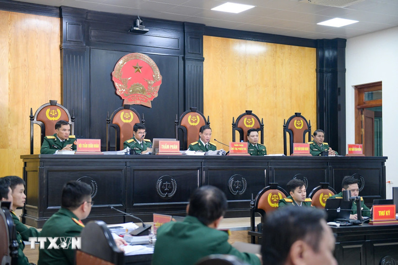 Hội đồng xét xử phiên toà. (Ảnh: TTXVN)