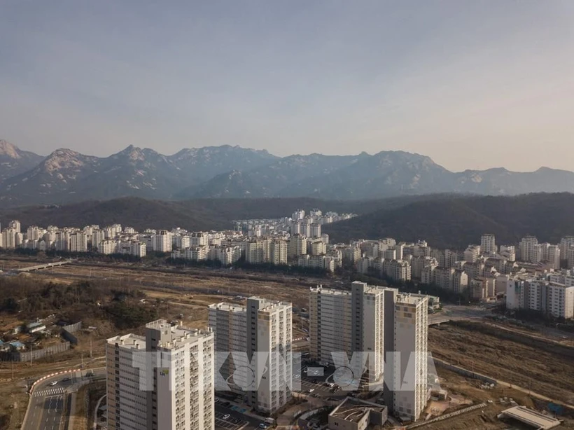  Công trường xây dựng các tòa nhà chung cư ở phía bắc thủ đô Seoul, Hàn Quốc. (Nguồn: AFP/ TTXVN) 