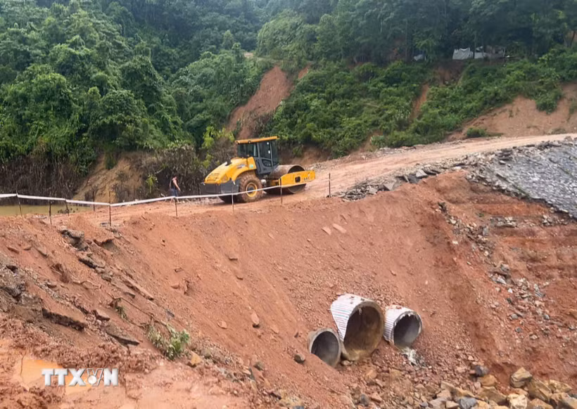 Vị trí sạt lở, đứt đường tại Km76+250 trên Quốc lộ 12 nối Lai Châu với Điện Biên đã được khắc phục để các phương tiện lưu thông. (Ảnh: TTXVN phát)