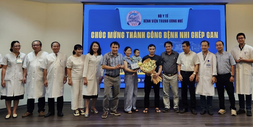 Lãnh đạo, bác sỹ Bệnh viện Trung ương Huế chúc mừng bệnh nhi ghép gan xuất viện. (Ảnh: Mai Trang/TTXVN)