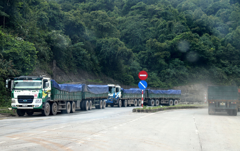 Đoàn xe "hai khúc" sau khi làm xong thủ tục thông quan tại Cửa khẩu Quốc tế Cầu Treo (Hà Tĩnh) chuẩn bị lưu thông vào nội địa Việt Nam. (Ảnh: Xuân Tiến/TTXVN)