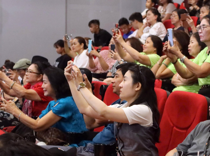 Khán giả hào hứng chụp ảnh tại buổi giao lưu với các đạo diễn, diễn viên nổi tiếng của Hàn Quốc tại các buổi chiếu phim.