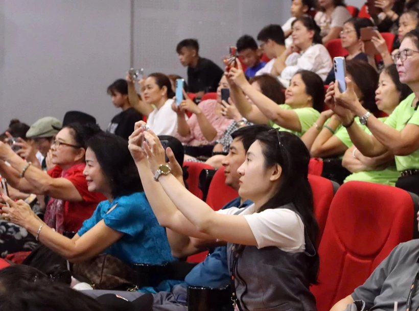 Khán giả hào hứng chụp ảnh tại buổi giao lưu với các đạo diễn, diễn viên nổi tiếng của Hàn Quốc tại các buổi chiếu phim. Khán giả hào hứng chụp ảnh tại buổi giao lưu với các đạo diễn, diễn viên nổi tiếng của Hàn Quốc tại các buổi chiếu phim.