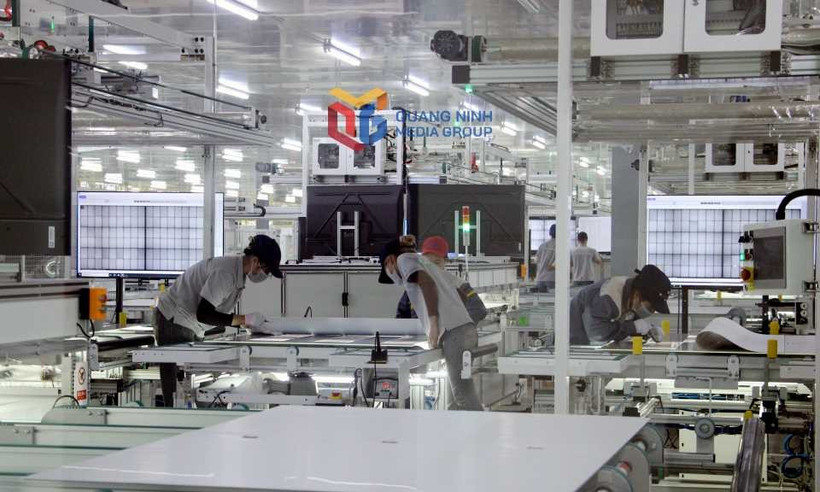 Sản xuất tấm quang năng tại Nhà máy Jinko Solar 2, Khu công nghiệp Sông Khoai. (Ảnh: Mạnh Trường)