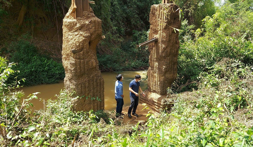 Cầu Mã Đà nối Bình Phước với Đồng Nai bị đánh sập trong chiến tranh. (Ảnh tư liệu/TTXVN phát)