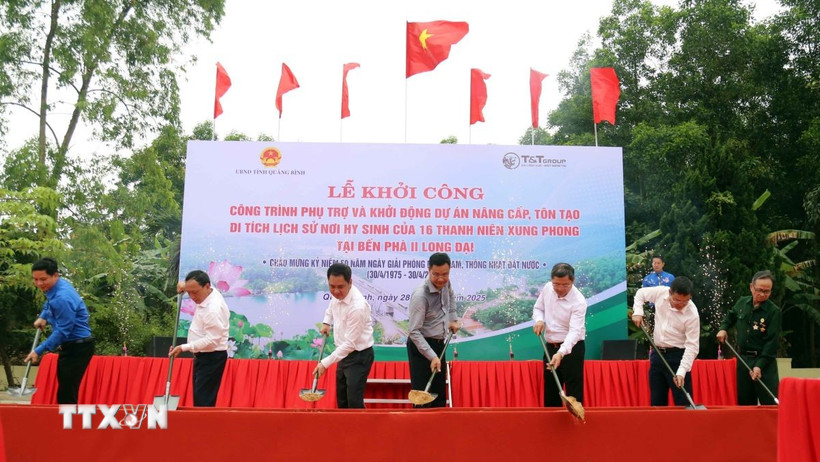 Nghi thức khởi công nâng cấp, tôn tạo Di tích lịch sử tại Bến phà II Long Đại, xã Hiền Ninh (Quảng Ninh, Quảng Bình), nơi hy sinh của 16 Thanh niên xung phong. (Ảnh: Tá Chuyên/TTXVN)