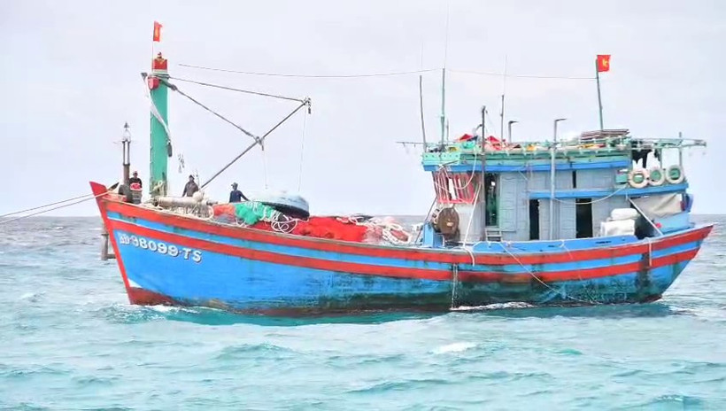 Lai dắt tàu cá vào âu tàu đảo Sơn Ca an toàn.