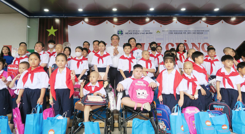 Năm học mới 2025-2026: Lễ khai giảng đặc biệt dành cho bệnh nhi ung thư Lãnh đạo Thành ủy Thành phố Hồ Chí Minh chụp ảnh kỷ niệm với các bệnh nhi tham gia Lớp học Hoa hướng dương. (Ảnh: Đinh Hằng/TTXVN)