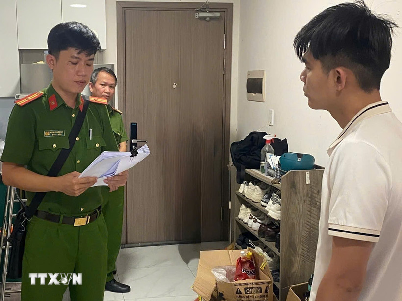 Cơ quan Cảnh sát điều tra đọc quyết định tạm giữ hình sự đối với Mai Minh Tấn. (Ảnh: TTXVN phát)