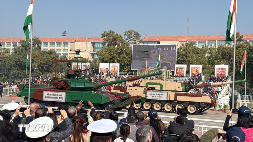 Ấn Độ phô diễn xe tăng T-90 tại lễ diễu hành. (Ảnh: Ngọc Thúy/TTXVN)