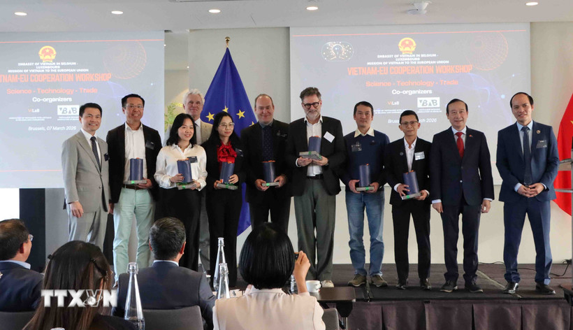 Các diễn giả tại hội thảo nhận quà lưu niệm từ Ban Tổ chức. (Ảnh: Hương Giang/TTXVN)