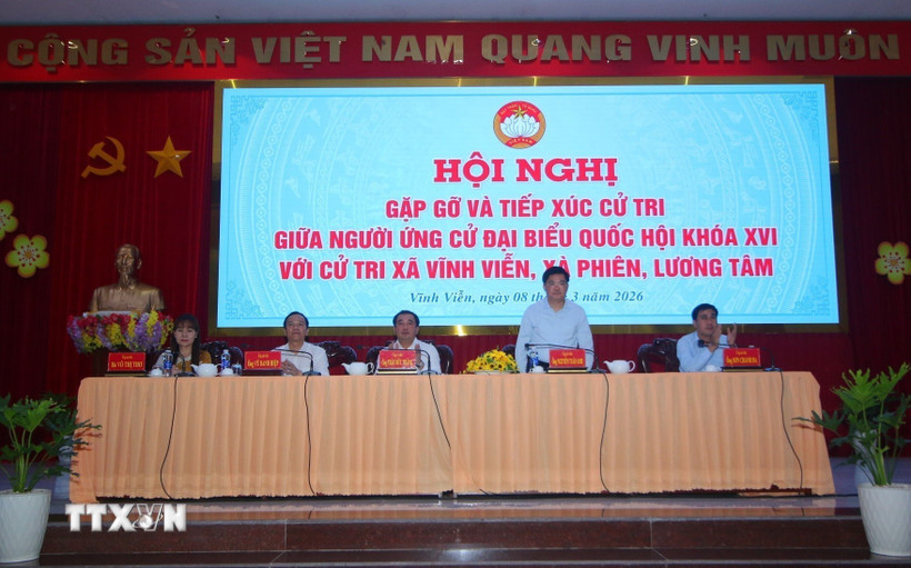 Các ứng cử viên đại biểu Quốc hội khóa XVI, đơn vị bầu cử số 3, tiếp xúc cử tri tại xã Vĩnh Viễn, thành phố Cần Thơ. (Ảnh: Duy Khương/TTXVN)