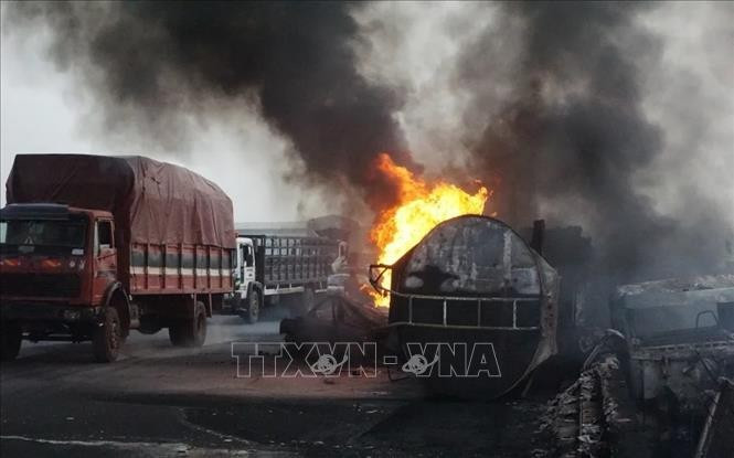 Hiện trường một vụ xe bồn phát nổ sau khi va chạm với xe tải trên cao tốc Lagos Ibadan, Nigeria. (Ảnh tư liệu: Getty Images/TTXVN)