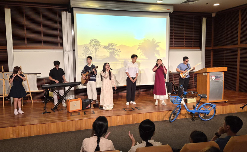 Tiết mục văn nghệ tại đêm nhạc do Quỹ Đồng Hành Singapore tổ chức. (Ảnh: Việt Dũng/TTXVN)