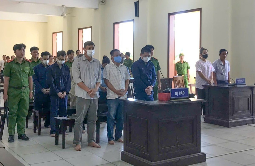 Các bị cáo trong vụ án liên quan Trung tâm đăng kiểm xe cơ giới 6502D tại phiên tòa ngày 8/5. (Ảnh: TTXVN)