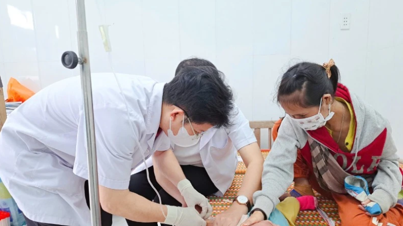 Nhiều trẻ em có triệu chứng sốt phát ban đã được Trạm Y tế xã Trà Leng tiếp nhận, điều trị. (Nguồn: Báo Nhân Dân)