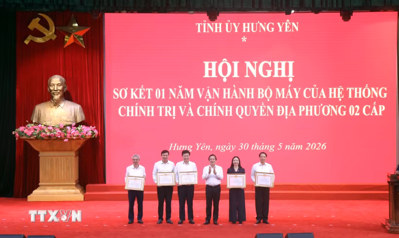 Bí thư Tỉnh ủy Hưng Yên Phạm Quang Ngọc trao Bằng khen cho các cá nhân có thành tích xuất sắc trong triển khai thực hiện sắp xếp, vận hành bộ máy của hệ thống chính trị và chính quyền địa phương 2 cấp. (Ảnh: Đinh Văn Nhiều/TTXVN)