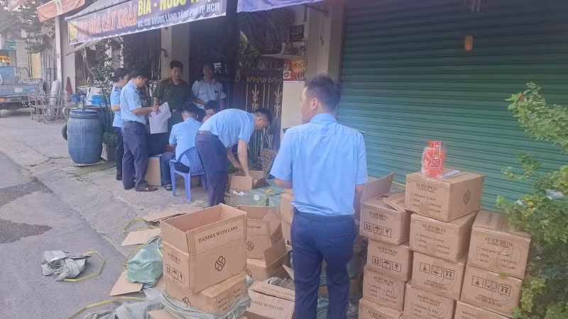 Lực lượng chức năng tại hiện trường kho hàng.(Nguồn: CAND)