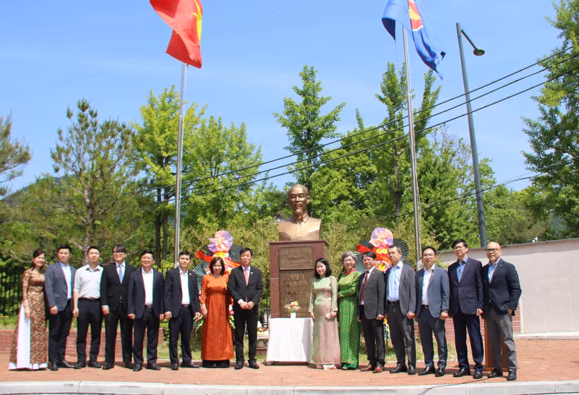 Đại sứ Vũ Hồ cùng cán bộ các cơ quan đại diện Việt Nam tại Hàn Quốc chụp ảnh lưu niệm trước tượng đài Bác Hồ trong khuôn viên Đại sứ quán. (Ảnh: Trường Giang/TTXVN)