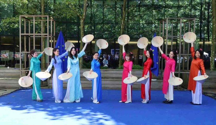 Trình diễn áo dài của Câu lạc bộ di sản áo dài Việt Nam tại Vương quốc Bỉ. (Ảnh: Hương Giang/TTXVN)