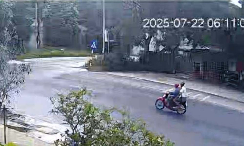 Hình ảnh ông M (quê Bắc Ninh) chở nam thanh niên được trích xuất từ camera của nhà dân. (Ảnh: Người dân cung cấp)