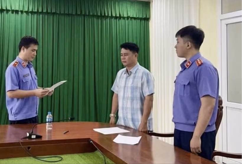 Cơ quan điều tra VKSND tối cao tống đạt quyết định tố tụng đối với bị can Lê Quốc Việt. (Ảnh: Cơ quan điều tra VKSND Tối cao)