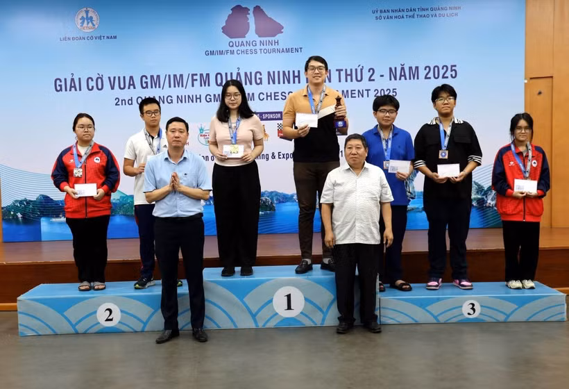 Ban tổ chức trao giải cho các kỳ thủ ở bảng phong trào nâng cao nội dung cờ tiêu chuẩn. (Ảnh: Đức Hiếu/TTXVN)