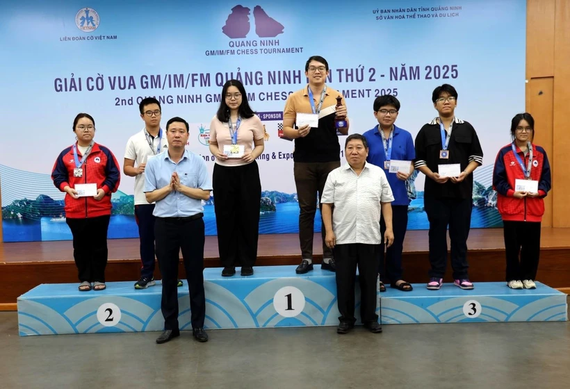Ban tổ chức trao giải cho các kỳ thủ ở bảng phong trào nâng cao nội dung cờ tiêu chuẩn. (Ảnh: Đức Hiếu/TTXVN)