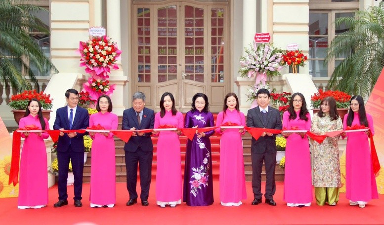 Các đại biểu cắt băng khai mạc. (Ảnh: VGP)