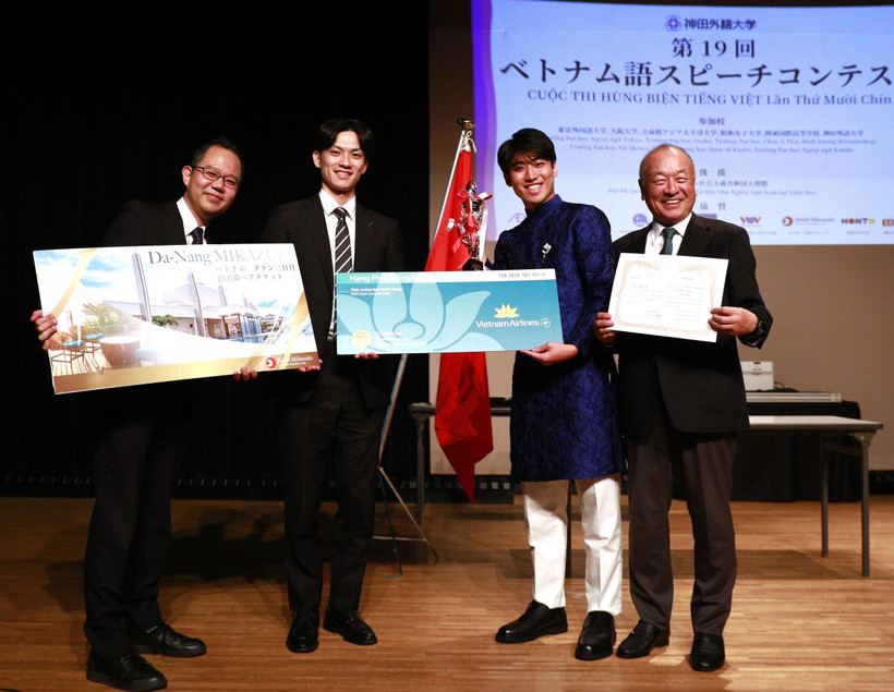 Ban tổ chức trao giải cho thí sinh giành giải Đặc biệt - giành chiến thắng chung cuộc. (Ảnh: Xuân Giao/TTXVN)