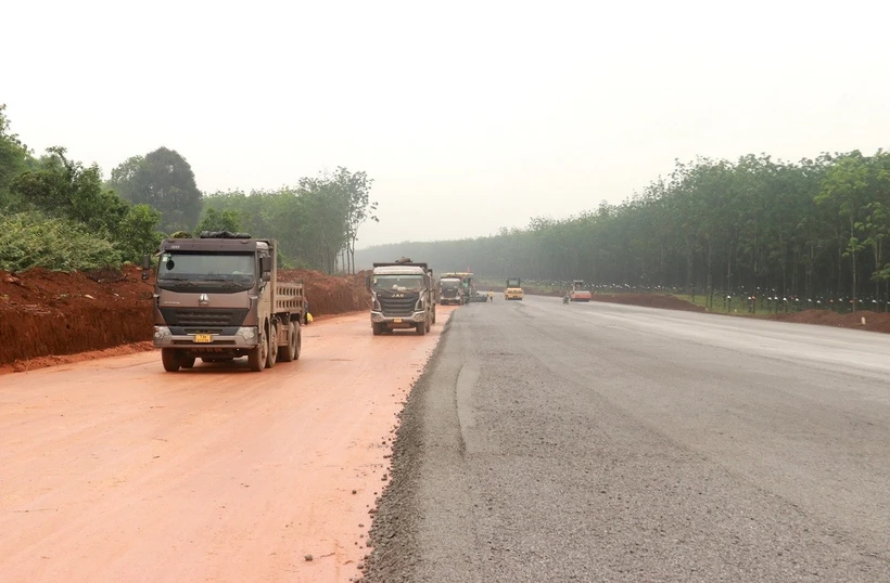 Nhiều phương tiện được huy động thi công mặt đường cao tốc Vạn Nịnh - Cam Lộ đoạn qua huyện Gio Linh (Quảng Trị). (Ảnh: Nguyên Lý/TTXVN)