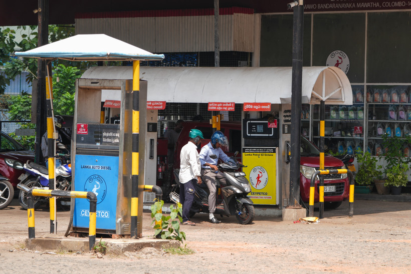 Một trạm xăng ở Colombo, Sri Lanka ngày 17/3/2026. (Ảnh: THX/TTXVN)