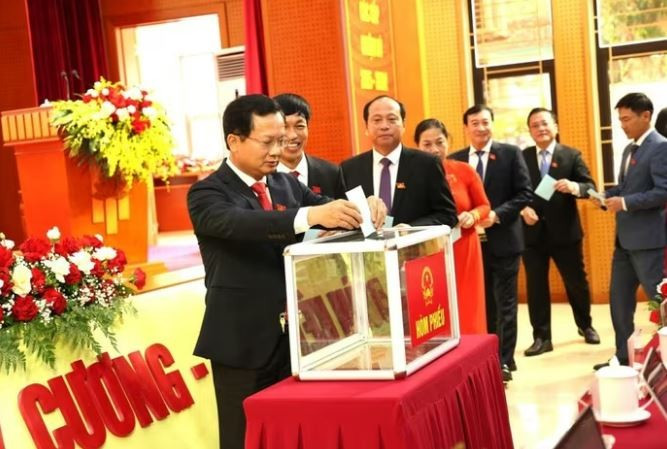 Các đại biểu bỏ phiếu bầu các chức danh HĐND và UBND đặc khu nhiệm kỳ 2026 - 2031.